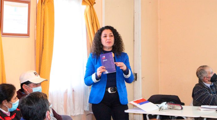 Seremi Karina Acevedo inició despliegue de campaña “Chile Vota Informado” junto a Adulto Mayores