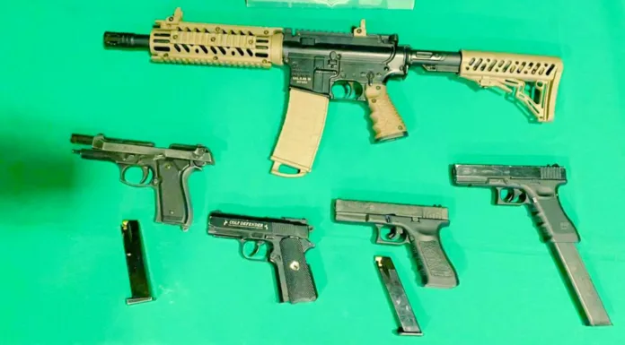 Estaban grabando un videoclip de música urbana en plena calle y los sorprendieron con gran cantidad de armas