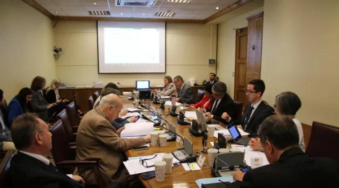 Comisión de Hacienda del Senado aprobó en general el proyecto que busca enfrentar el sobreendeudamiento