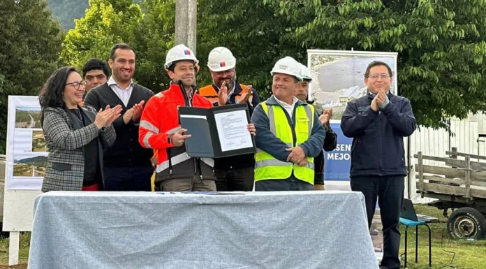 MOP HACE ENTREGA DE TERRENO A EMPRESA CONSTRUCTORA PARA CONSERVAR, CONSTRUIR OBRAS BÁSICAS Y PAVIMENTAR EL CAMINO CRUCE AERÓDROMO TENIENTE VIDAL-LAGO ATRAVESADO