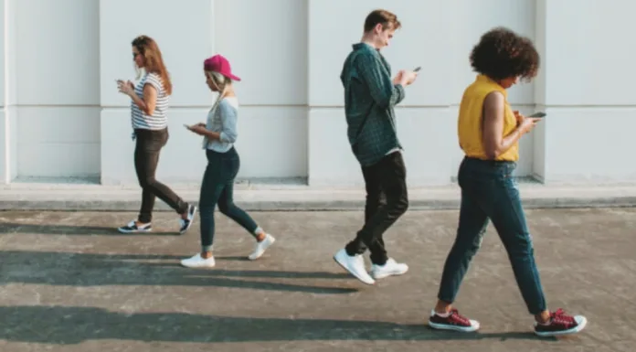 Ipsos: 71% de los chilenos confía en su capacidad para distinguir noticias reales de las ’fake news’