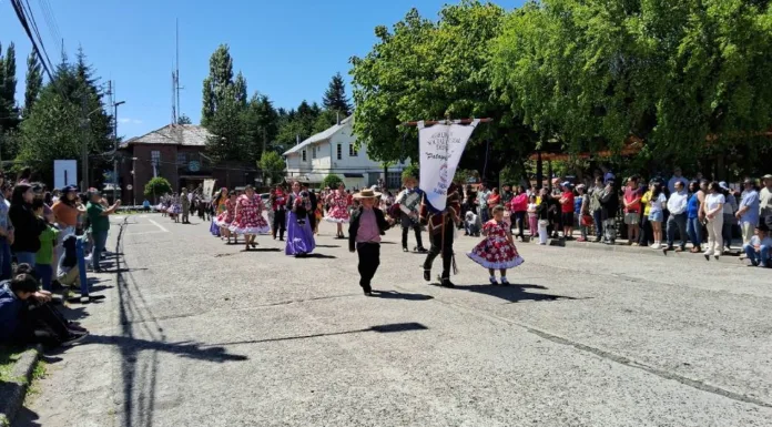 Impecable desfile Cívico – Militar por los 96 años de Puerto Aysén