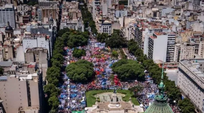 Argentina: Multitudinaria manifestación contra el proyecto de Javier Milei