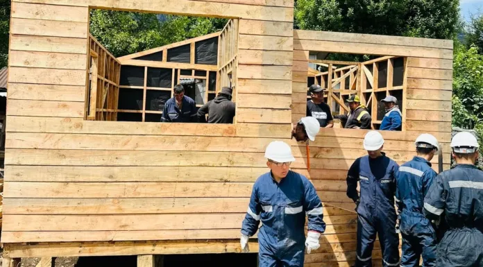 Soldados Conscriptos del Regimiento N°8 “Chiloé” brindaron apoyo en armado de casas de emergencias en Puerto Aysén