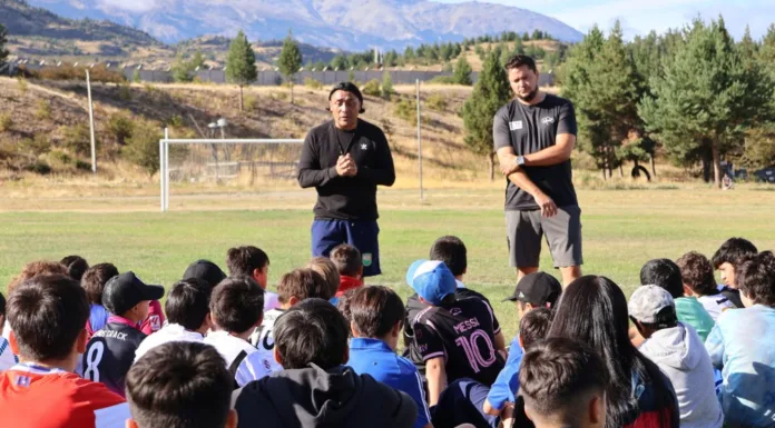 Rodrigo “Kalule” Meléndez y Waldo Ponce realizaron exitosa clínica de fútbol en Cochrane