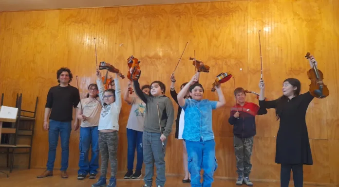 Niñas y niños de Coyhaique se acercan a la música a través del violín