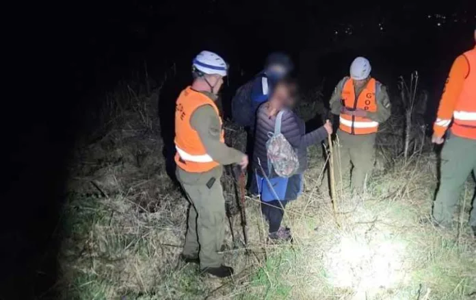 Carabineros del GOPE Aysén rescató a dos excursionistas extraviados en cima del cerro Mackay en Coyhaique