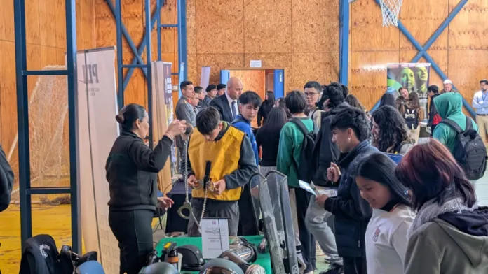 Feria de Oportunidades 2025: jóvenes de Chile Chico conocieron alternativas de estudios y carreras
