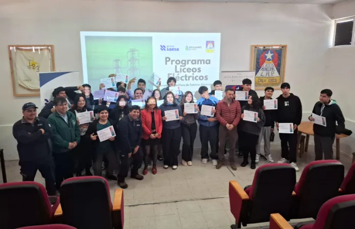 Edelaysen junto a Educando en Red certifican a estudiantes de Chile Chico en diversas especialidades de electricidad