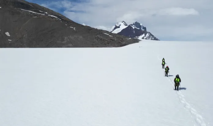 Carabineros Aysén realiza expedición a Campos de Hielo Sur y explora ruta hacia refugio Eduardo García Soto