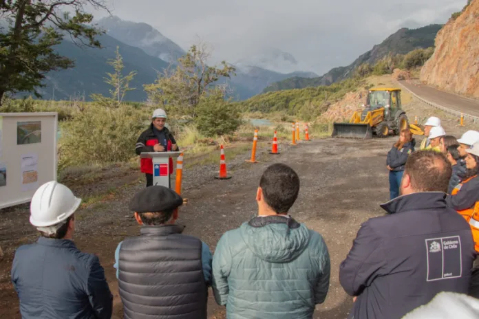 MOP Y COMUNIDAD INSTALAN PRIMERA PIEDRA DE PAVIMENTACIÓN DE LA RUTA 7 SUR Y SUMAN NUEVOS 17 KM QUE MEJORARÁN LA CALIDAD DE VIDA DE LAS PERSONAS
