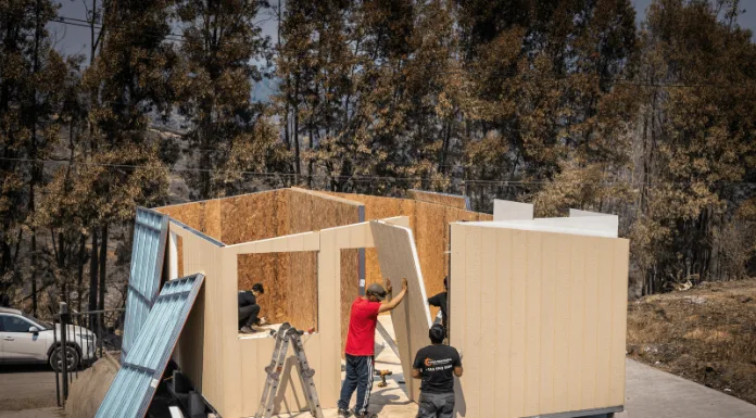 Concepción: Comienza la instalación de las primeras viviendas de emergencia y autoridades reciben a brigadistas mexicanos para enfrentar incendios