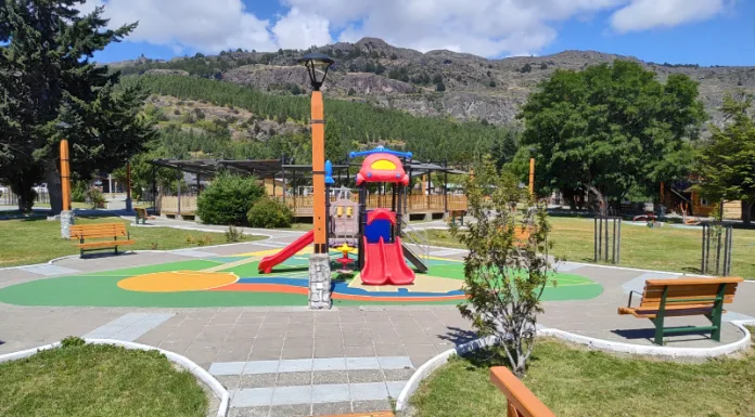 Vecinos/as de Puerto Tranquilo valoran renovada plaza e inician aplicación del Programa para Pequeñas Localidades