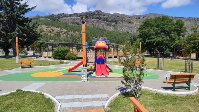 Vecinos/as de Puerto Tranquilo valoran renovada plaza e inician aplicación del Programa para Pequeñas Localidades