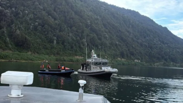 Buscan a seis personas desaparecidas tras hundimiento de una embarcación en Los Lagos