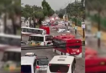 Estragos de la lluvia en Santiago: Fuerza del agua arrastró micros y autos en Camino a Melipilla