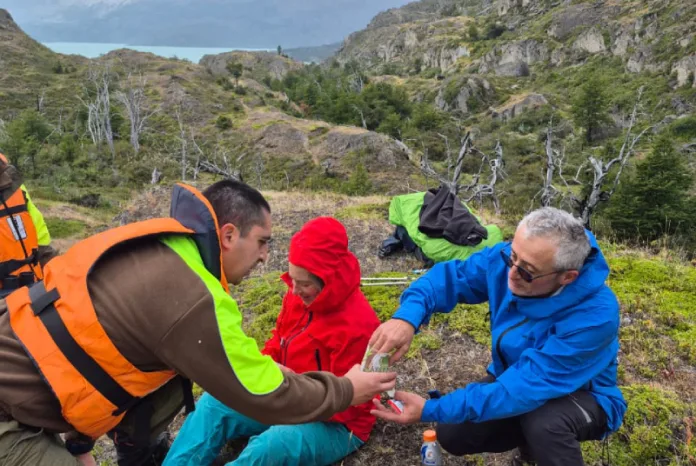 Tras activación de señal SOS de GPS, Carabineros de Villa O’Higgins, Tcia. Hernán Merino Correa y la Armada lograron rescatar a turistas italianos extraviados en sector Candelario Mansilla