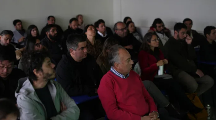 Charla de académico de la Universidad de Edimburgo abordó oportunidades de colaboración internacional con la Universidad de Aysén