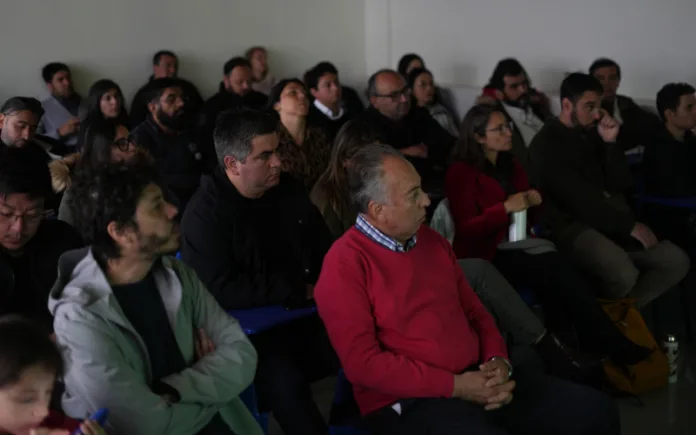 Charla de académico de la Universidad de Edimburgo abordó oportunidades de colaboración internacional con la Universidad de Aysén