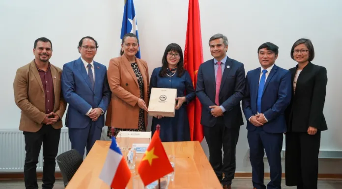Embajador de Vietnam en Chile explora oportunidades de colaboración durante visita al Gobierno Regional de Aysén