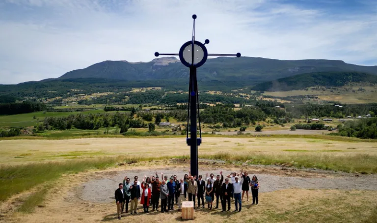 Universidad de Aysén inaugura la escultura “Constelación de la Cruz del Sur” en Campus Río Coyhaique