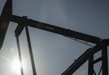 Economista: Intervención de EE.UU. en Venezuela “podría favorecer a Chile” si baja el petróleo