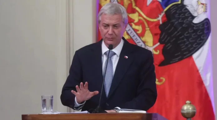 Kast llama a poner el foco en combate de incendios: “No hay espacio para la política”