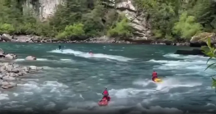 Multan a cuatro turistas rusos y a guía chileno por usar motos de agua en río Futaleufú
