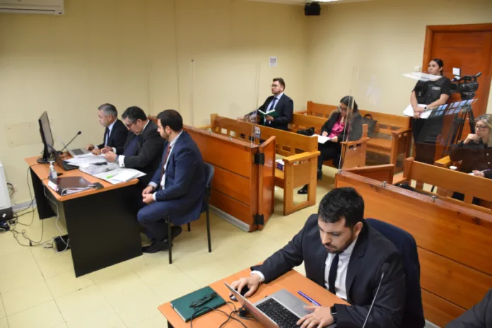 Juzgado de Garantía decretó arresto domiciliario nocturno, firma mensual en Carabineros y arraigo nacional contra dos imputados formalizados por fraude al fisco por obtención fraudulenta de subvenciones