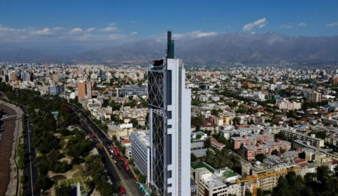 Telefónica se despide de Chile tras 35 años en el país: Filial se vendió a dos holdings por US$1.215 millones