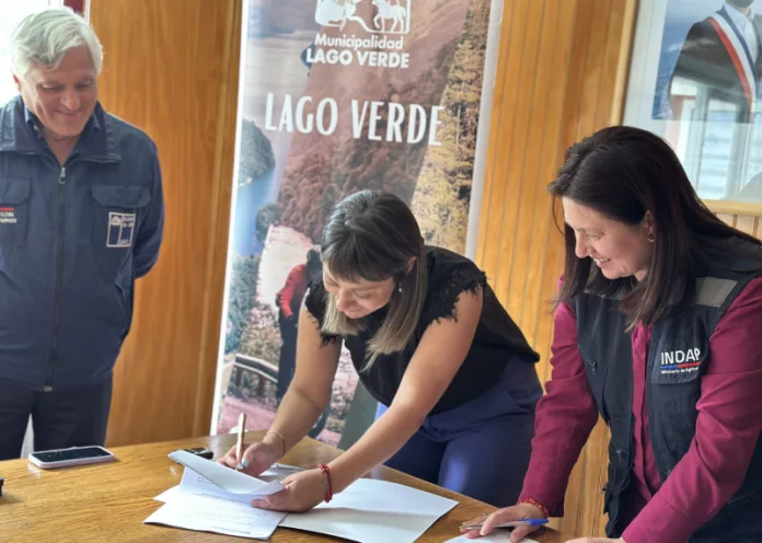 Once familias de Lago Verde reciben carpetas de derechos de agua tras años de espera