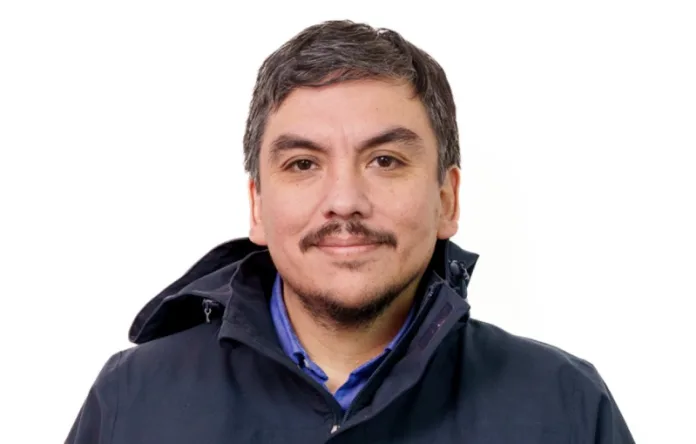 El presidente del Partido Socialista, Erik Adio, advirtió que instalar la idea de un “gobierno de emergencia” y prometer cambios inmediatos genera falsas expectativas que terminan dañando la democracia y la fe pública.