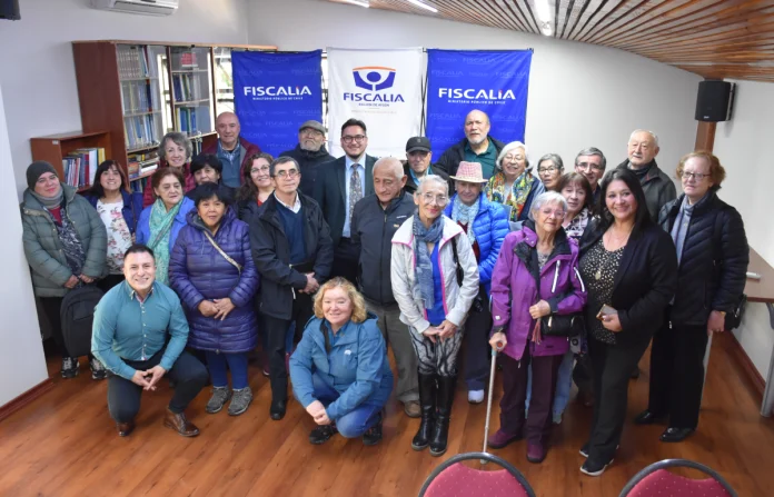 Fiscalía Regional efectuó charla a adultos mayores de Coyhaique para prevenir estafas y engaños digitales