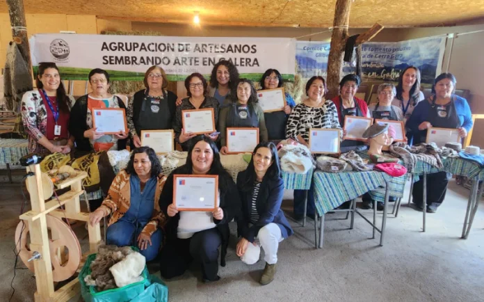 Artesanas de Cerro Galera se capacitan y adquirieren equipamiento para potenciar su trabajo en lana