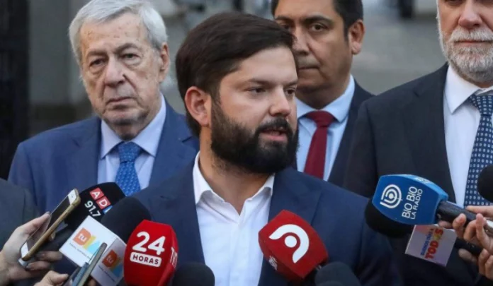 Kast suspende reunión en La Moneda tras polémica por cable chino y desata molestia de Boric: “El Presidente electo llegó exigiéndome que me retracte”