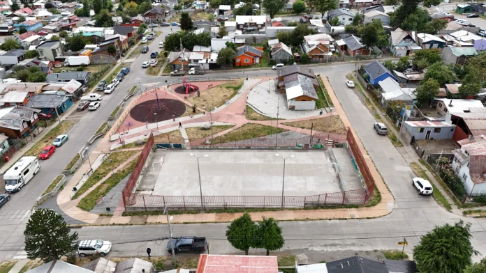 Más Obras para Coyhaique: Municipio de Coyhaique aprueba proyecto para renovar la multicancha de la población Víctor Domingo Silva