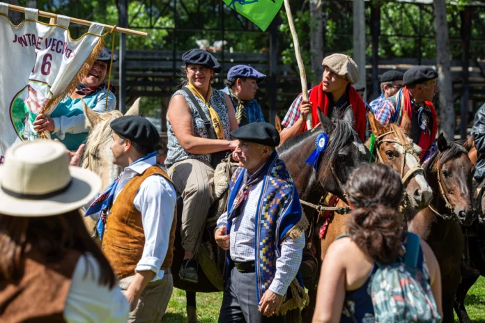 COCHRANE CELEBRARÁ SU 72° ANIVERSARIO CON JINETEADAS NOCTURNAS, MÚSICA Y TRADICIONES EN EL PARQUE COSTUMBRISTA