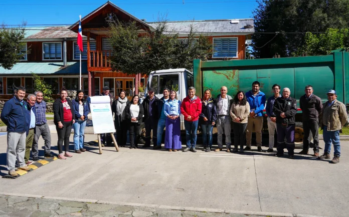 Gobernador regional de Aysén anuncia financiamiento para viviendas tuteladas y camiones municipales en Lago Verde