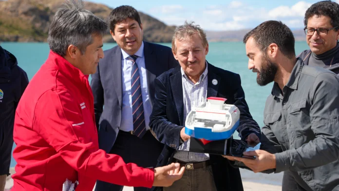 Gobernador regional de Aysén y director general de Obras Públicas dan a conocer nueva barcaza para la región