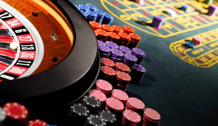 Detectan a 910 funcionarios públicos que apostaron en casinos pese a prohibición: estas instituciones lideran listado