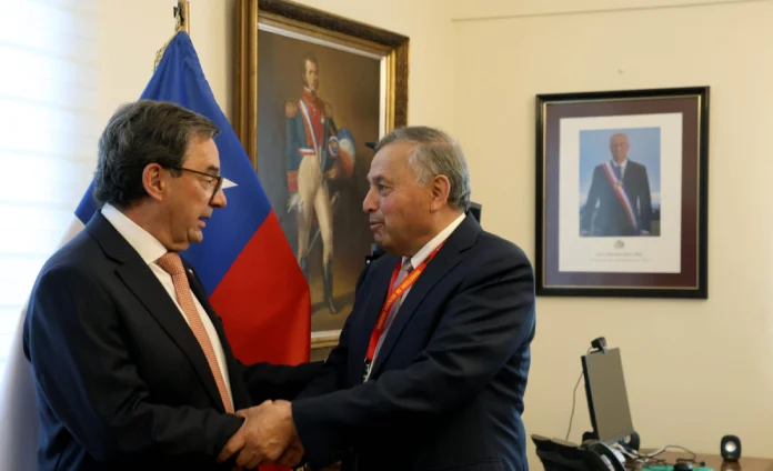 Delegado de Capitán Prat gestiona en Santiago apoyo clave para rehabilitar refugio en Campos de Hielo Sur