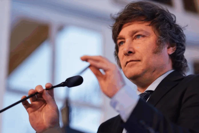 Nivel de desaprobación a la gestión de Javier Milei subió al 60,6 % en abril, según sondeo
