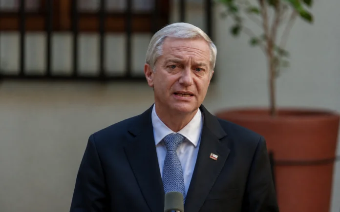 Encuesta Criteria: aprobación de Kast cae a 37% mientras 72% respalda cambio de gabinete