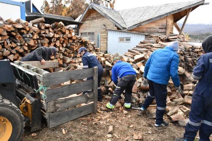100 FAMILIAS DE COCHRANE RECIBEN LEÑA ANTES DEL INVIERNO GRACIAS AL TRABAJO COORDINADO ENTRE EL MUNICIPIO, CONAF Y EL GOBIERNO REGIONAL