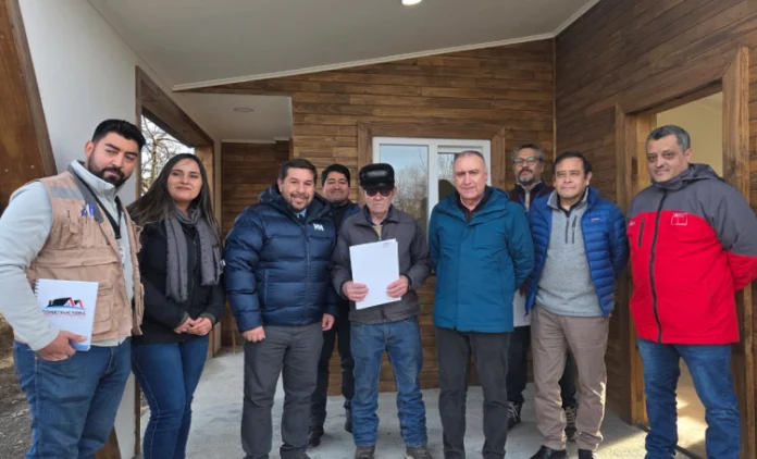 Seremi de Vivienda y Urbanismo, Fabián Rojas, junto al Alcalde de Cochrane hacen entrega de llaves a dos familias que cumplen el sueño de la casa propia a través de subsidio habitacional en sitio propio.