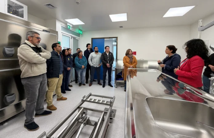 Autoridades regionales y locales visitan sala donde se espera instalar Unidad Básica Forense en Chile Chico