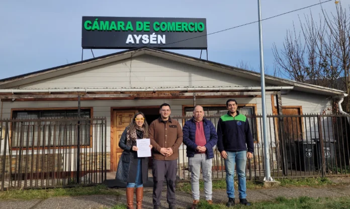 Cámara de Comercio de Aysén firma convenio y recibe regalo de Empresas Bahamonde