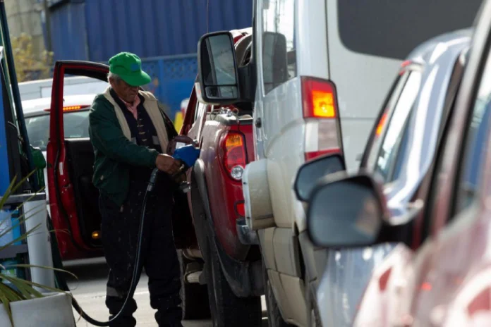 ENAP confirma importante baja en los combustibles: bencinas caerán hasta $100 por litro y el diésel más de $155 desde este jueves