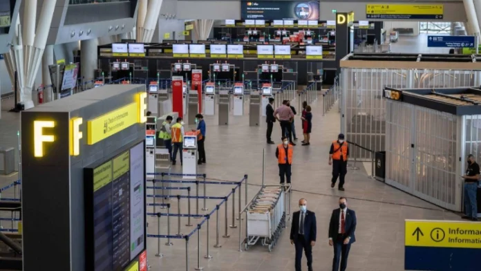 Tráfico aéreo en el Aeropuerto de Santiago acumula 11 meses de caídas y retrocede 5,3% en junio