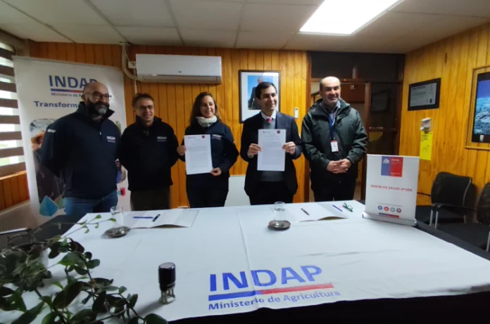 Seremi de Salud e INDAP Aysén renuevan convenio de colaboración para resguardar la salud de la Agricultura Familiar Campesina.